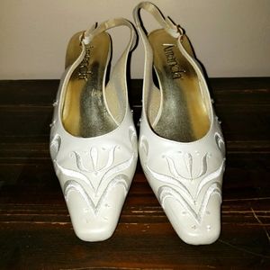 Amanda SZ 8.5 WW Very Cute! Slingback